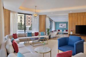 Ruang duduk di Staybridge Suites - Al Khobar City, an IHG Hotel