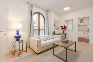 a living room with a white couch and a table at Green-Apartments Pleno Centro in Seville