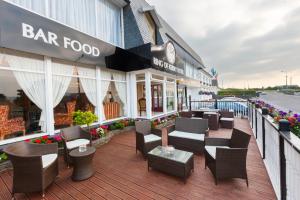 un ristorante con sedie e tavoli su una terrazza di Ring of Kerry Hotel a Cahersiveen