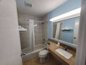 Ванная комната в Coastal Inn & Suites