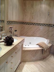 łazienka z wanną i umywalką w obiekcie STUNNING 175 m2 APARTMENT with TERRACE and JACUZZI w Marbelli