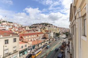vista su una città con edifici e su una strada di Downtown Lisbon Palma Suites by Hosty a Lisbona