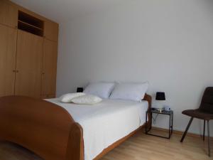 A bed or beds in a room at Apartman Borna