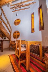 サン・ペドロ・デ・アタカマにあるHotel Parina Atacamaの木製テーブルと椅子が備わる客室です。