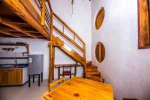 escalera de madera en una habitación con mesa de madera en Hotel Parina Atacama, en San Pedro de Atacama