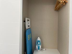 Una habitación con una tabla de surf en la pared. en Ground flor apartament in Turquesa del Mar, Playa Flamenca, en Orihuela 29 fotos más