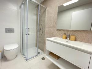 Un baño con ducha, inodoro y lavabo. en Ground flor apartament in Turquesa del Mar, Playa Flamenca, en Orihuela