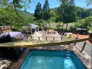 Der Swimmingpool an oder in der Nähe von 貸別荘MUSIC FOREST by MFR
