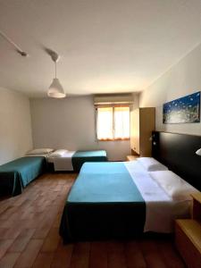 ミラノ・マリッティマにあるHotel Nazionaleのベッドが2つと窓があるホテルの部屋