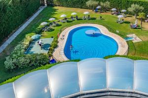een uitzicht over het zwembad van een resort bij Hotel Silken Villa de Laguardia in Laguardia