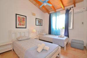Postel nebo postele na pokoji v ubytování 017 Villa Embat ET2500 by Mallorca Charme + 32 fotografií