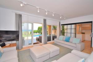 TV a/nebo společenská místnost v ubytování 017 Villa Embat ET2500 by Mallorca Charme