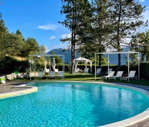 The swimming pool at or close to La Panoramica Gubbio - Maison de Charme - Casette e appartamenti self catering per vacanze meravigliose!