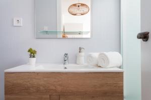 łazienka z umywalką i lustrem w obiekcie Green-Apartments San Francisco w Sewilli +37 zdjęć