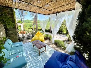 A garden outside La Panoramica Gubbio - Maison de Charme - Casette e appartamenti self catering per vacanze meravigliose!