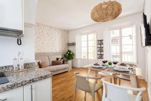 kuchnia i salon ze stołem i krzesłami w obiekcie Green-Apartments San Francisco w Sewilli