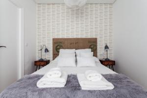 sypialnia z łóżkiem i dwoma ręcznikami na nim w obiekcie Green-Apartments San Francisco w Sewilli