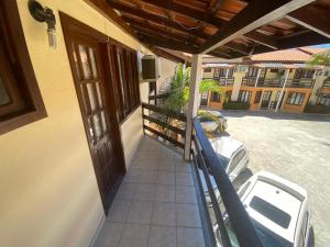 - un balcon extérieur avec une terrasse couverte dans l'établissement Apartamento Village do Bosque - a 200 metros da praia, à Porto Seguro