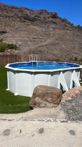 Majoituspaikassa Casa rural con baño adaptado y piscina en Mogán tai sen lähellä sijaitseva uima-allas