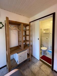 a bathroom with a bunk bed and a toilet at Pousada Paloma in Abraão