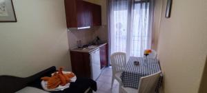 Kuchyň nebo kuchyňský kout v ubytování Hotel Tassos-Despina