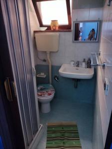 La petite salle de bains est pourvue d'un lavabo et de toilettes. dans l'établissement Da zio Michele, à Scilla