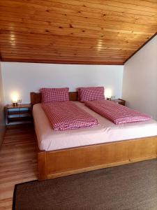 Un pat sau paturi într-o cameră la Haus Katris