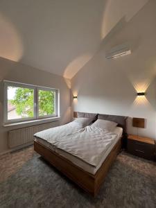 Un pat sau paturi într-o cameră la Schöne 110 qm große moderne und helle Wohnung