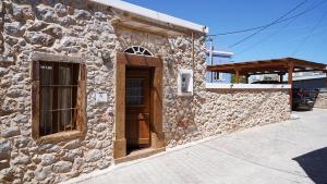 un edificio in pietra con una porta sul lato di Stone Residence Chios a Chio (Chios)