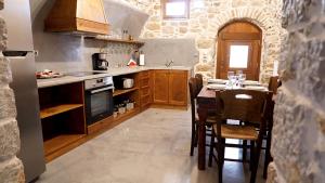 Η κουζίνα ή μικρή κουζίνα στο Stone Residence Chios