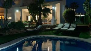 dom z basenem nocą w obiekcie Villa Bendex Estepona Costa Del Sol w mieście Estepona
