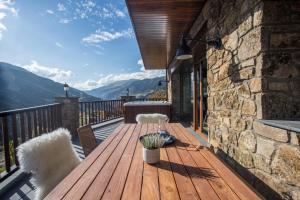 Balkón alebo terasa v ubytovaní Luxury Alpine Residence with Hot Tub - By Ski Chalet Andorra
