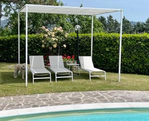 The swimming pool at or close to La Panoramica Gubbio - Maison de Charme - Casette e appartamenti self catering per vacanze meravigliose!