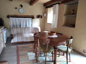 - un salon avec une table et un canapé dans l'établissement Adelaide House by casa Shanty, à Calasca Castiglione
