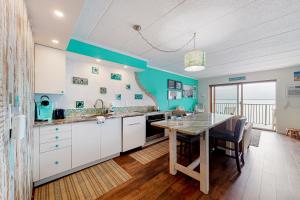 een keuken met een tafel en een blauwe muur bij Pintail Point Condos in Ocean City