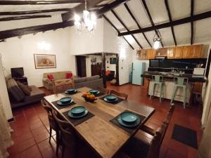 cocina y sala de estar con mesa de madera y sillas en Casa Florence Guatavita, en Guatavita