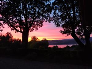 Blick auf den Sonnenuntergang von der Veranda eines Hauses in der Unterkunft Poggio San Giacomo in Baschi