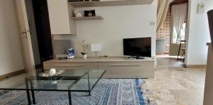 een woonkamer met een tv en een salontafel bij CASA CHANOUX - cir 0001 Hone in Hone