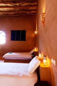 Riad Nomad tesisinde bir odada yatak veya yataklar