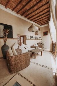 uma sala de estar com um sofá e uma mesa em Dar Nour el Houda em Marrakech