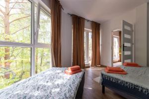 Posteľ alebo postele v izbe v ubytovaní Poddąbek Comfort I Apartamenty z tarasem na dachu, ogródkiem, basenem zewnętrznym i wewnętrznym, salą zabaw i animacjami