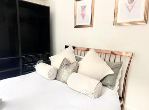 a bedroom with a white bed with pillows on it at BEST LOCATION Central London 2 Bedrooms Sleeps up to 4 or 5 Middle of all attractions in London