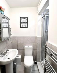 a bathroom with a toilet and a sink and a shower at BEST LOCATION Central London 2 Bedrooms Sleeps up to 4 or 5 Middle of all attractions in London