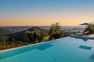 uma piscina com vista para as montanhas em Antichi Casali di Charme em Orvieto