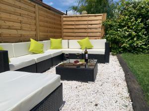 eine Terrasse mit einem weißen Sofa und gelben Kissen in der Unterkunft KEY HOUSE in Laguardia