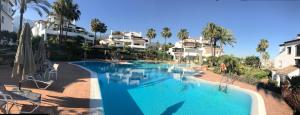 Basen w obiekcie STUNNING 175 m2 APARTMENT with TERRACE and JACUZZI lub w pobliżu