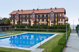 Bazén v ubytování Abba Comillas Apartments nebo v jeho okolí