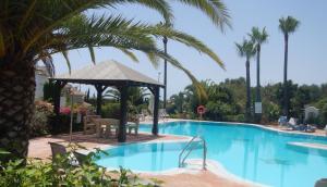 Basen w obiekcie STUNNING 175 m2 APARTMENT with TERRACE and JACUZZI lub w pobliżu