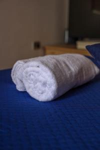 Una toalla blanca sobre una cama en Il Quattro en Alguer