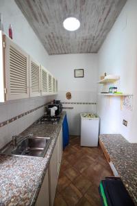 cocina con fregadero y encimera en Il Quattro, en Alghero